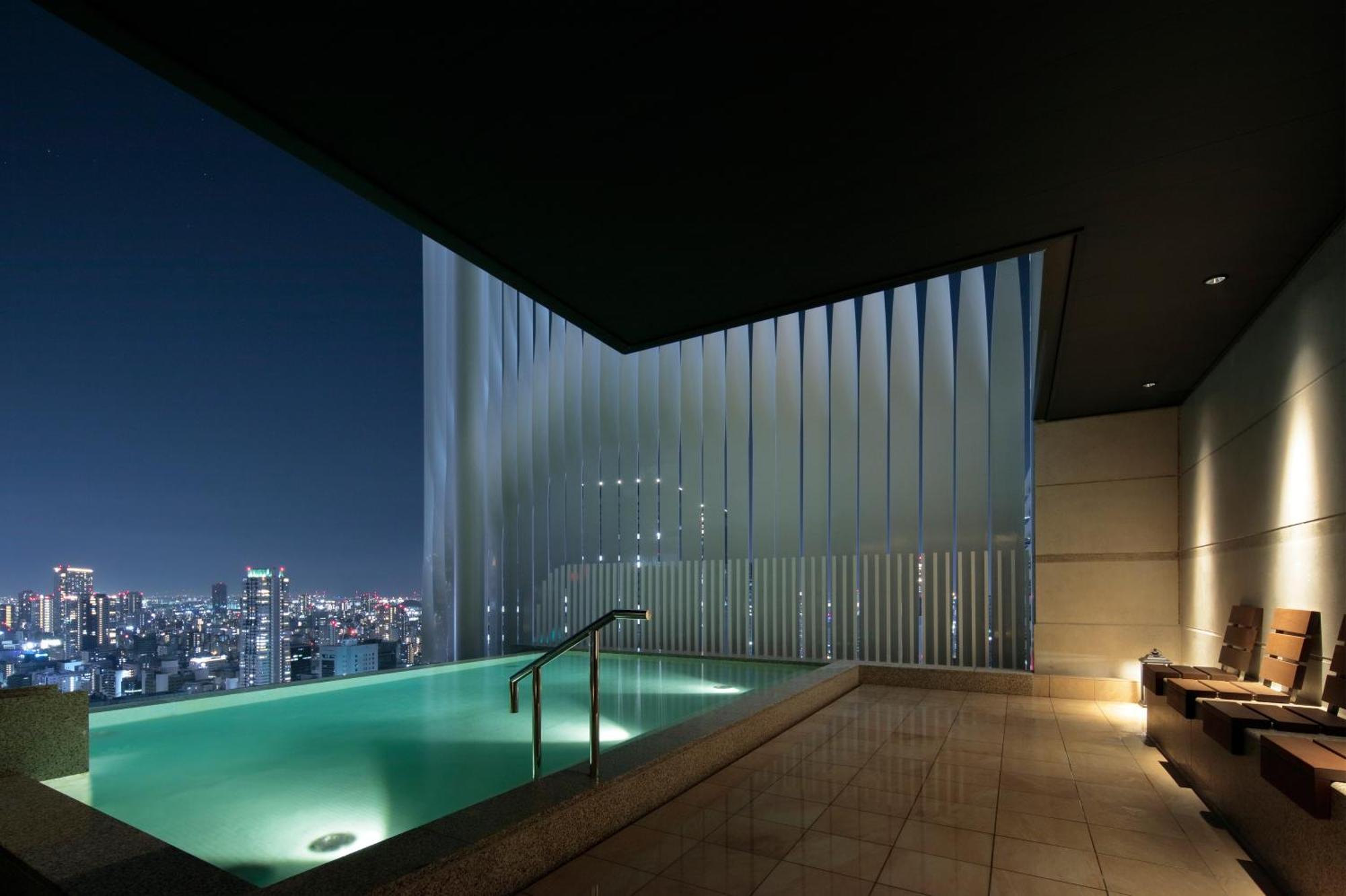 Candeo Hotels Osaka The Tower Екстер'єр фото The pool at the 39th floor