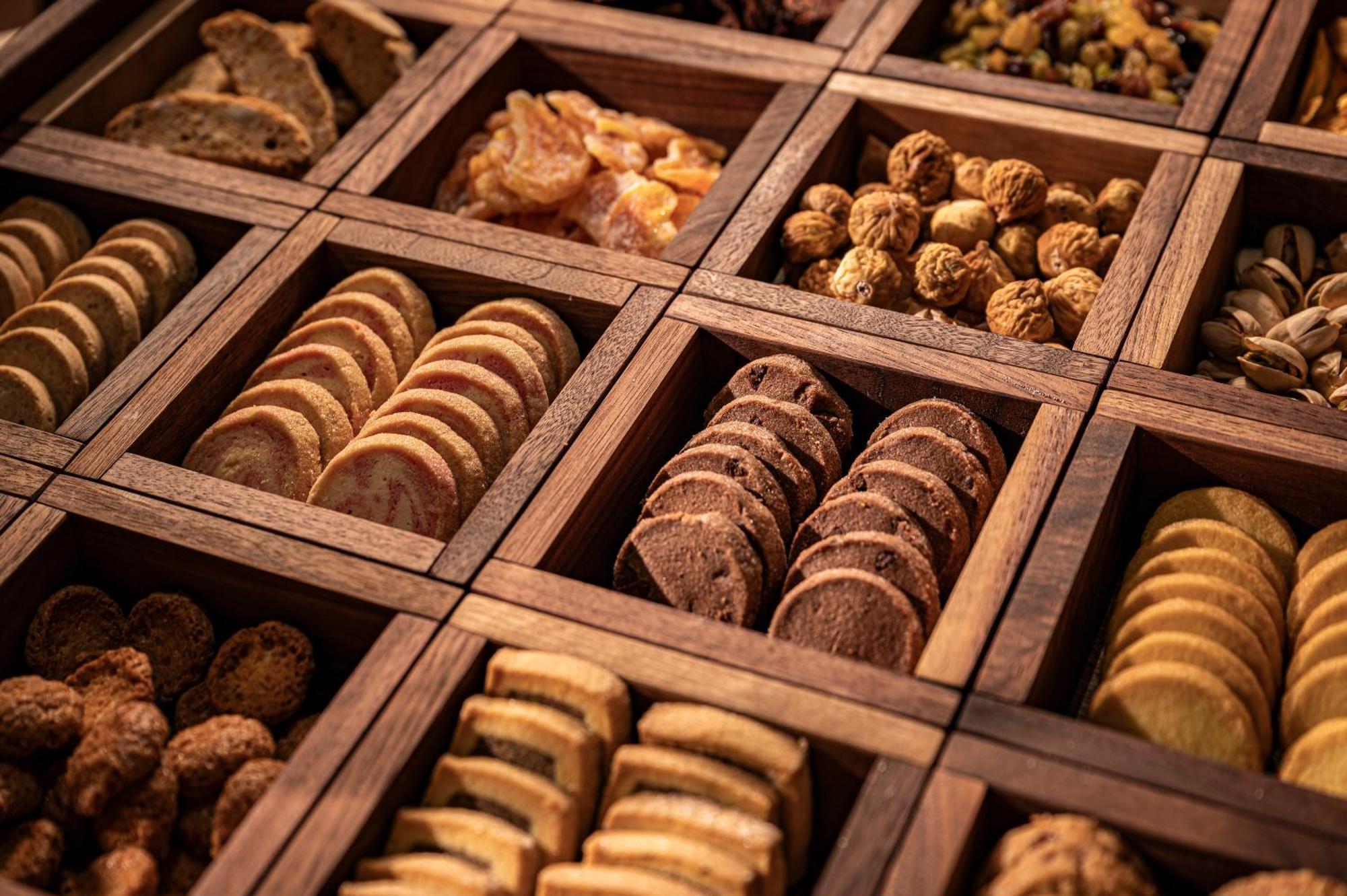 Candeo Hotels Osaka The Tower Екстер'єр фото A selection of biscuits