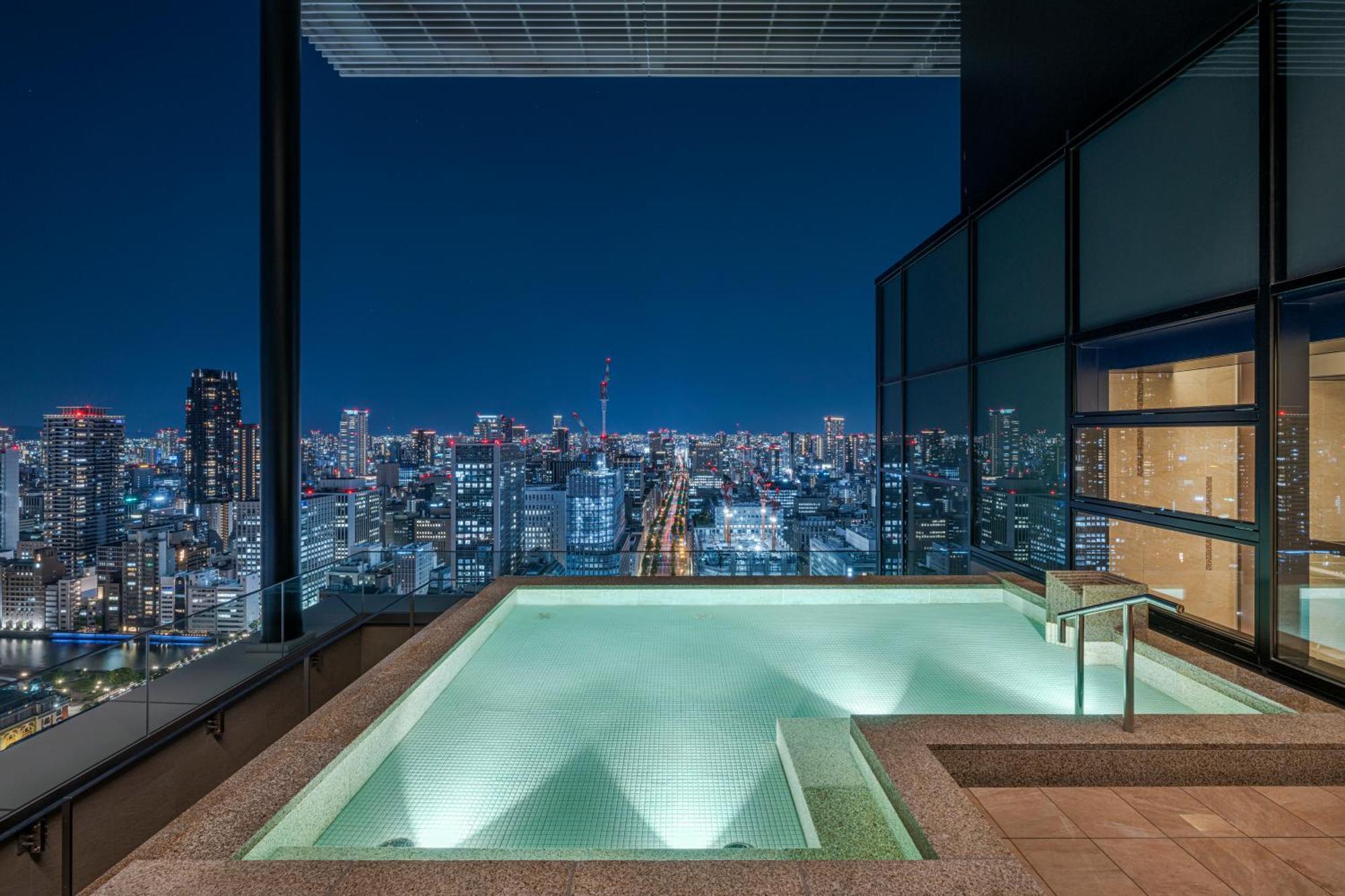 Candeo Hotels Osaka The Tower Екстер'єр фото The rooftop pool at the Ritz-Carlton, Tokyo