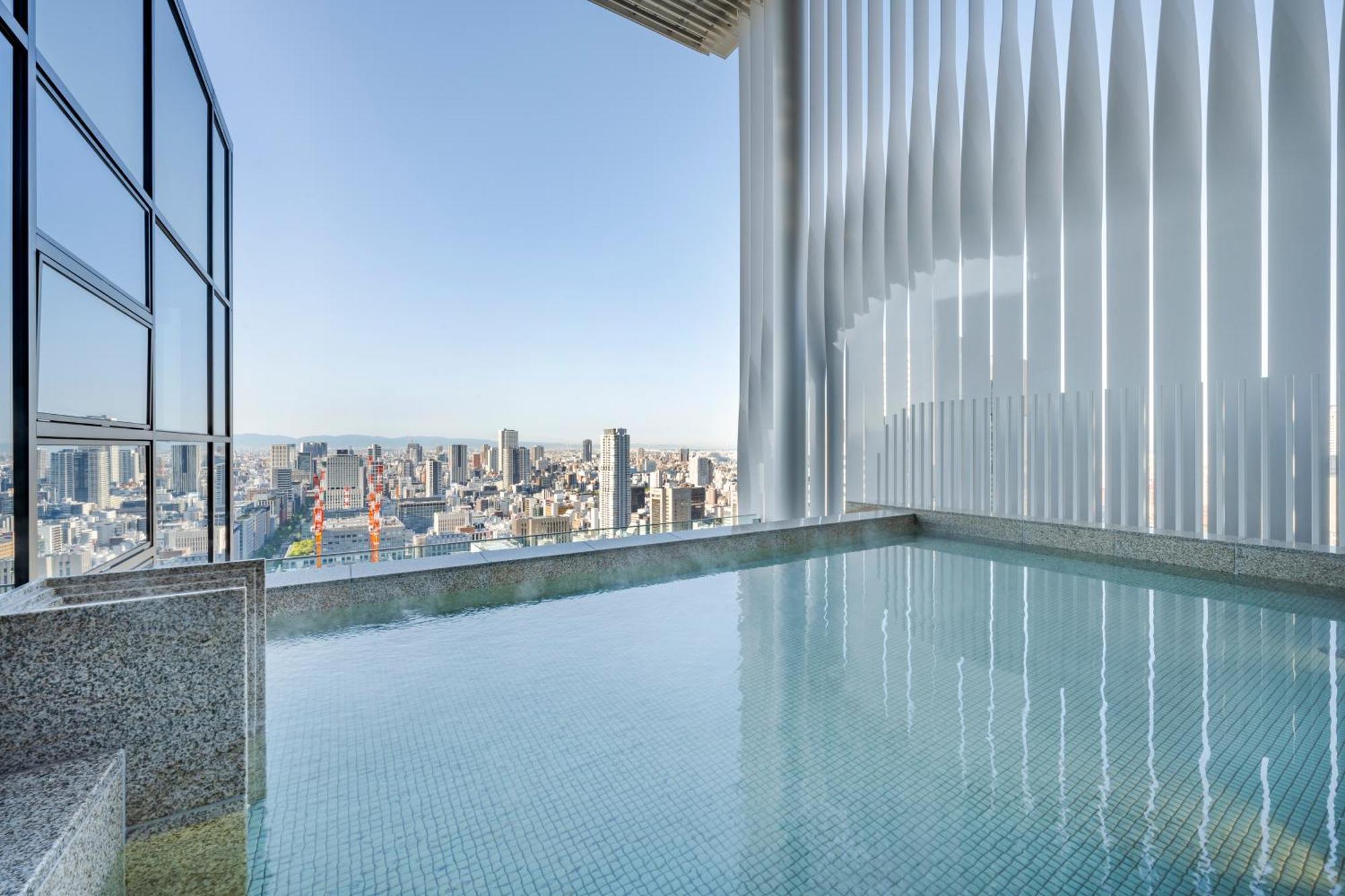 Candeo Hotels Osaka The Tower Екстер'єр фото The pool at the top of the hotel