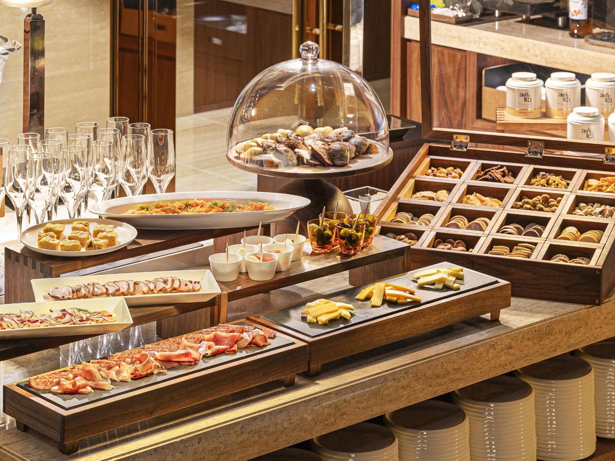 Candeo Hotels Osaka The Tower Екстер'єр фото A buffet at a hotel